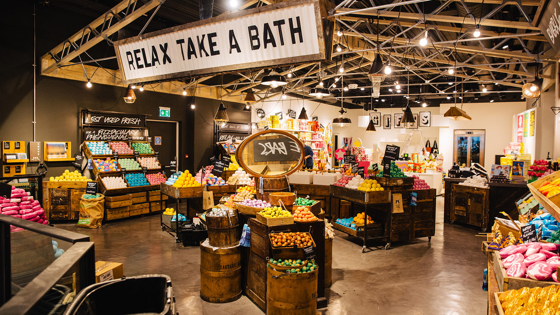 Risultati immagini per lush store